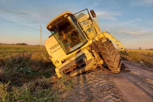 Cosechadora cayó en una alcantarilla de un camino rural