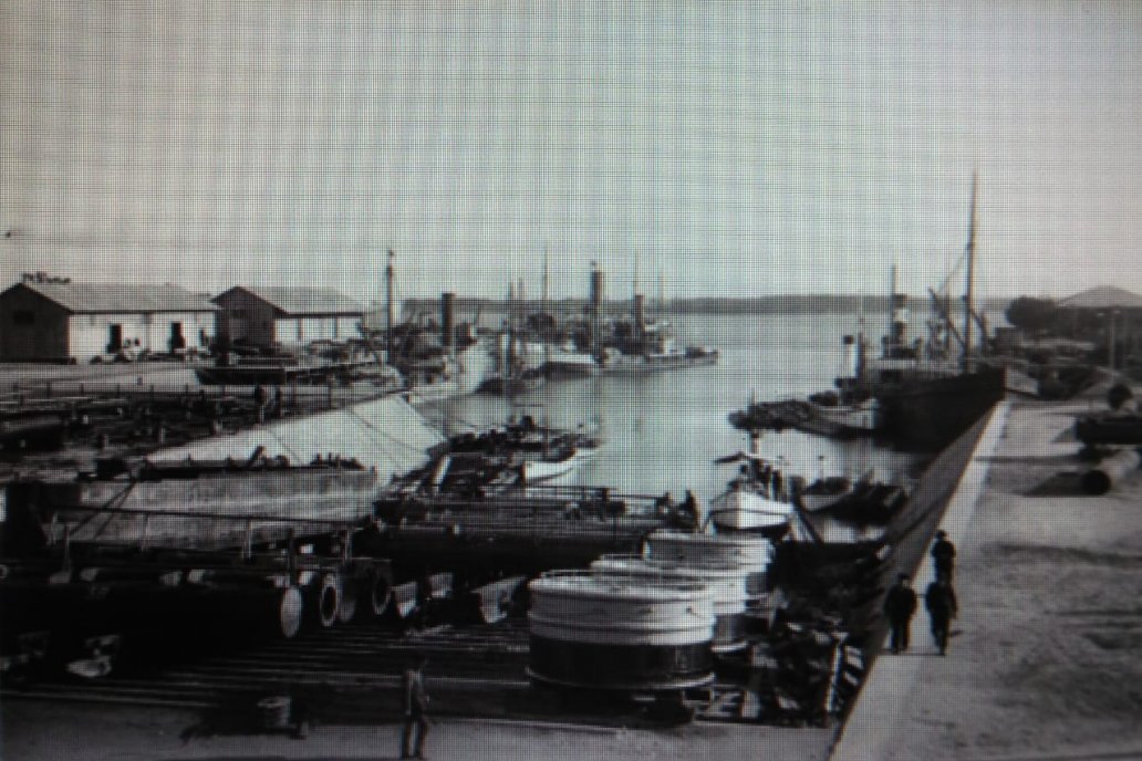 Añeja postal del dique del puerto de Paraná en tiempos que el trabajo ardía.