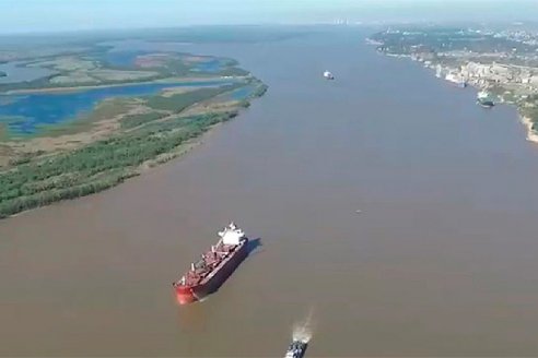 Un barco con 25.000 toneladas de harina quedó varado en el Paraná