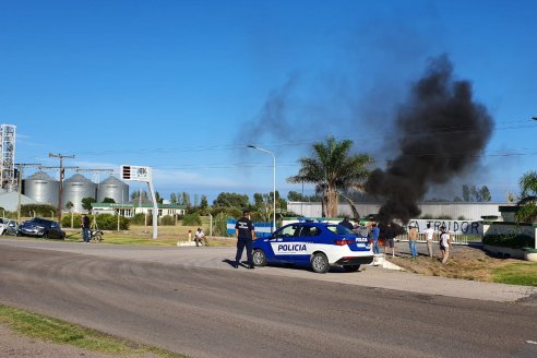 A lo Moyano: productores cercaron un acopio y no dejan salir camiones