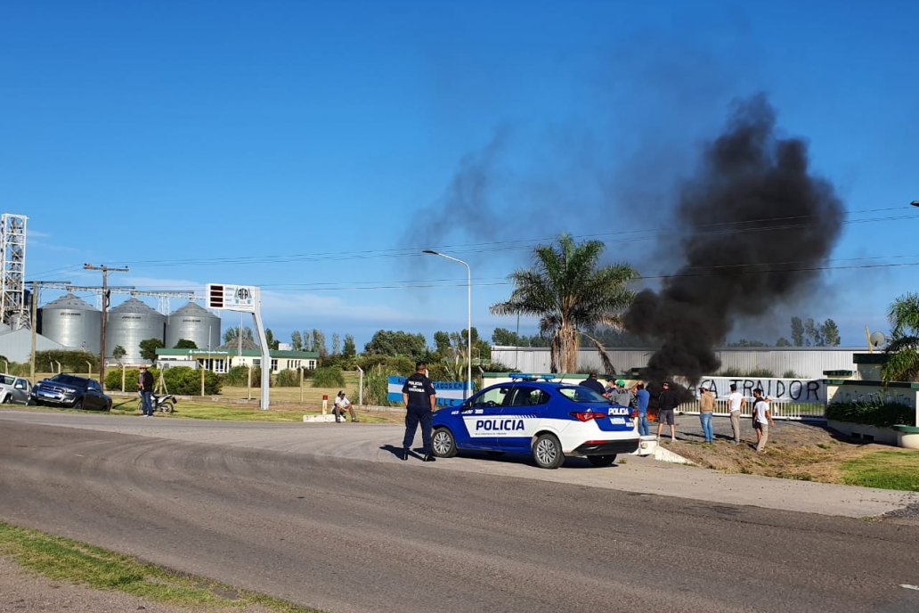 La Policía custodia para que no haya desmanes en el acopio de Bell Ville.