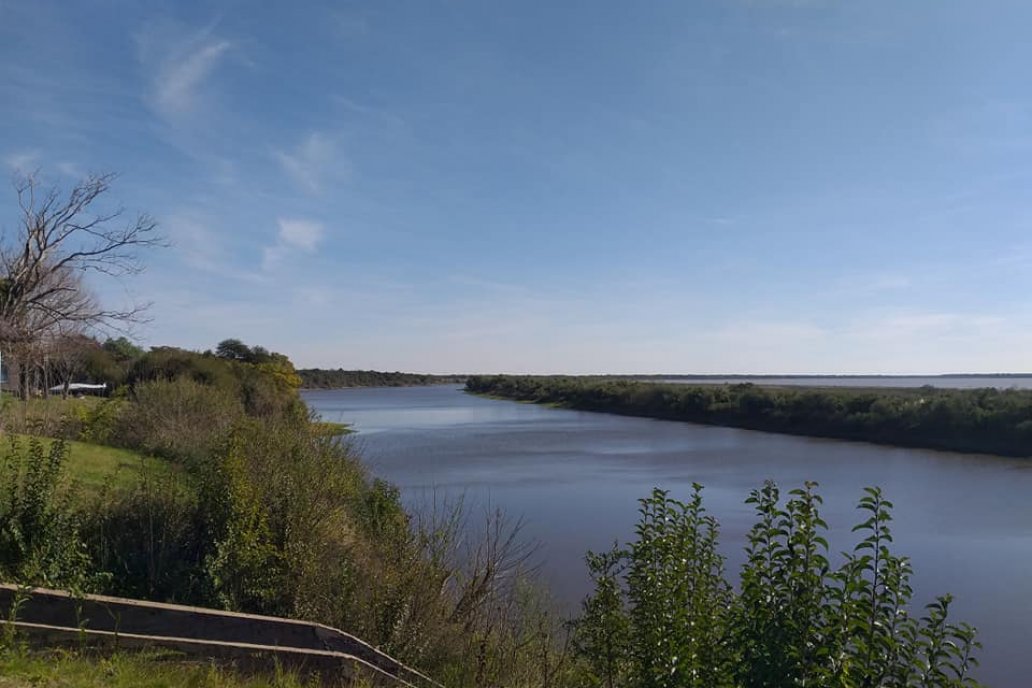 El arroyo Feliciano convoca a la pesca en medio de un paisaje productivo.
