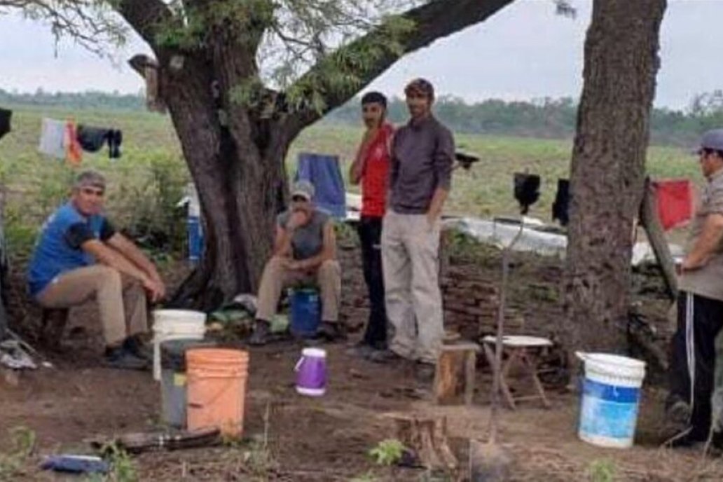 En Corrientes encontraron a 65 personas en una producción de resina.