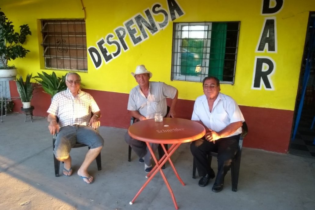 El bar ofrece estampas del campo que resisten el inapelable paso del tiempo.