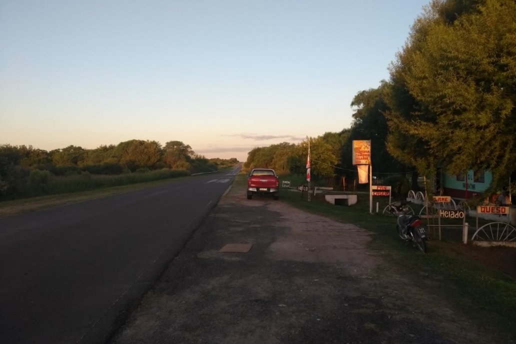 Está pegadito a la ruta provincial 10, que une a La Picada con María Grande.