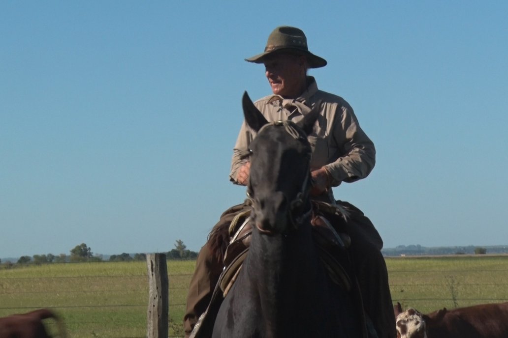 La vida a caballo es la que conoce y ama Rogelio Burne.