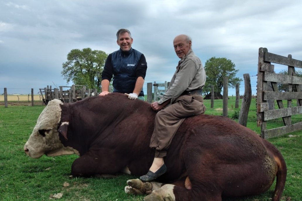 ¡Un crak, a los 72 años Don Rogelio se le anima a todo en el campo.