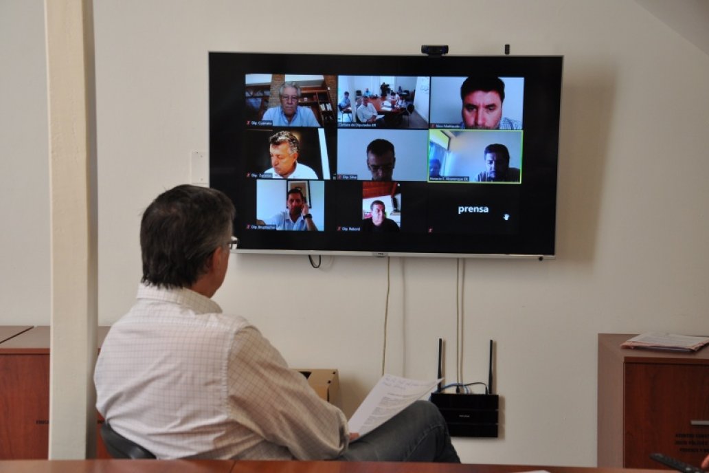 El diputado Loggio encabezó el encuentro virtual de la comisión de Producción. El diputado Loggio encabezó el encuentro virtual de la comisión de Producción.