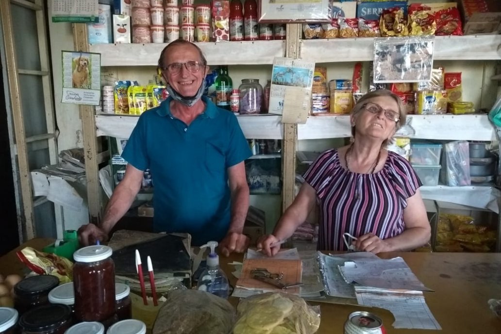 Edelmiro y Norma, los hermanos dan la bienvenida al bar y cuidan la tradición.