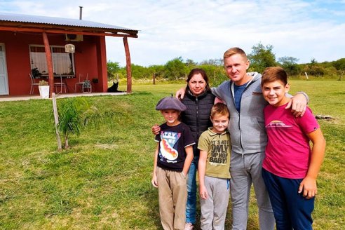 De novios, proyectaron vivir en el campo: limpiaron el monte y crían sus hijos en Guardamonte