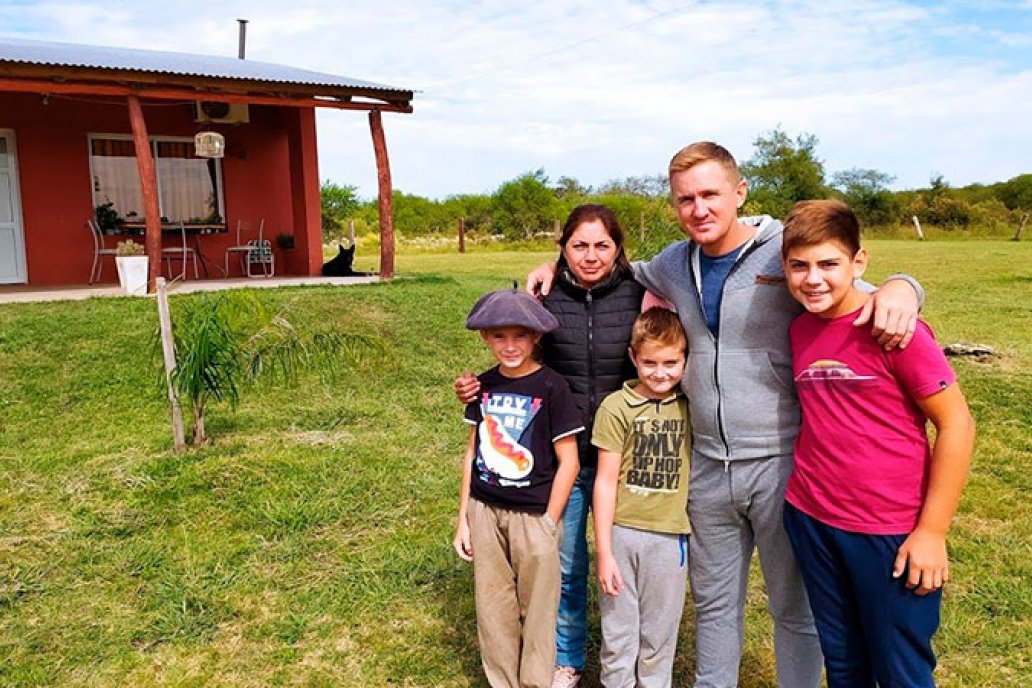 La pareja junto a sus hijos en el jardín de su casa en Guardamonte.