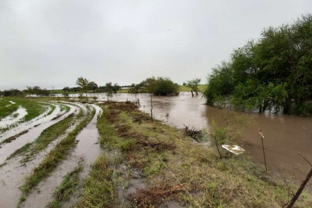 El agua se va acumulando en las inmediaciones de la ruta 32.