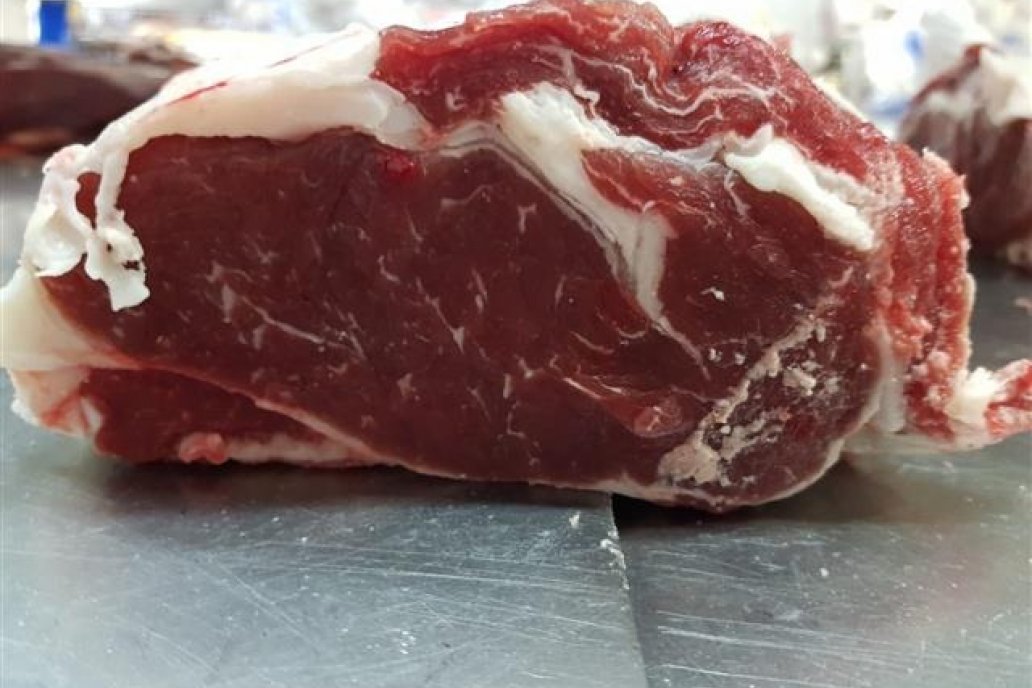 Una linda costeleta sin hueso, llamada también bife de chorizo, vale 800 pesos.