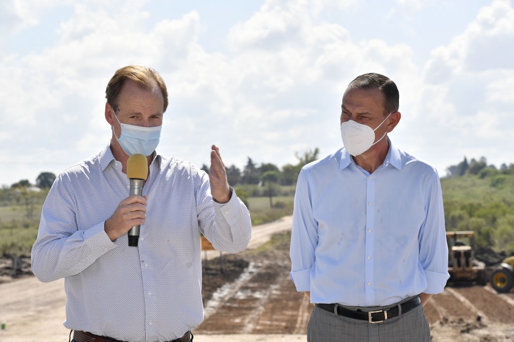 El gobernador Bordet, durante una recorrida a la obra. El gobernador Bordet, durante una recorrida a la obra.