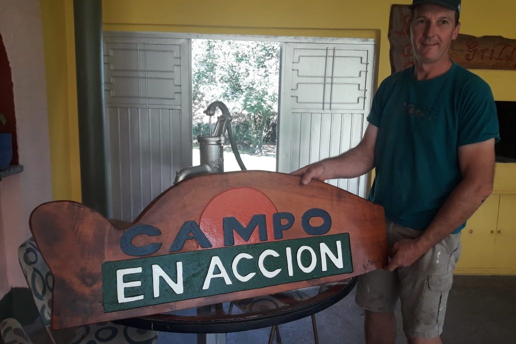 El artista y su obra lograda para el equipo de Campo en Acción