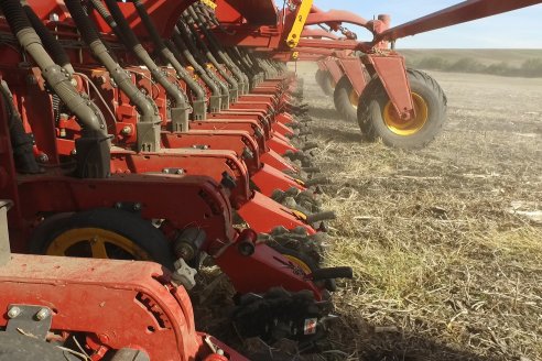 Ariel Svemer - Servi Parts Agromaquinas - Demostración de la sembradora Súper Walter en campos de Celina