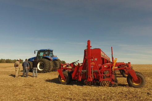 Ariel Svemer - Servi Parts Agromaquinas - Demostración de la sembradora Súper Walter en campos de Celina