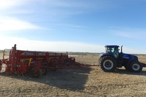 Ariel Svemer - Servi Parts Agromaquinas - Demostración de la sembradora Súper Walter en campos de Celina