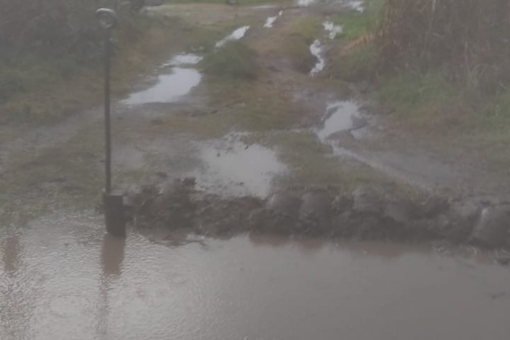En Cerrito, más bien Aldea San María, el aguacero inundó caminos.