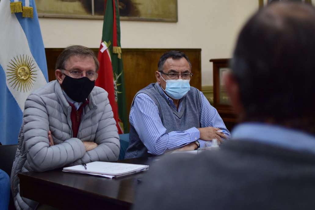 El titular del Senasa (derecha) prometió mejorar el plan garrapata de Corrientes