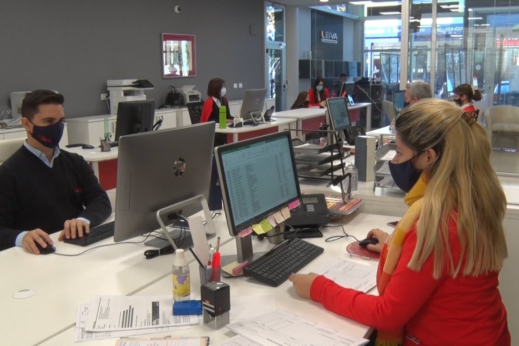 La compañía, con 35 años de vida, combina expertos juniors y seniors.