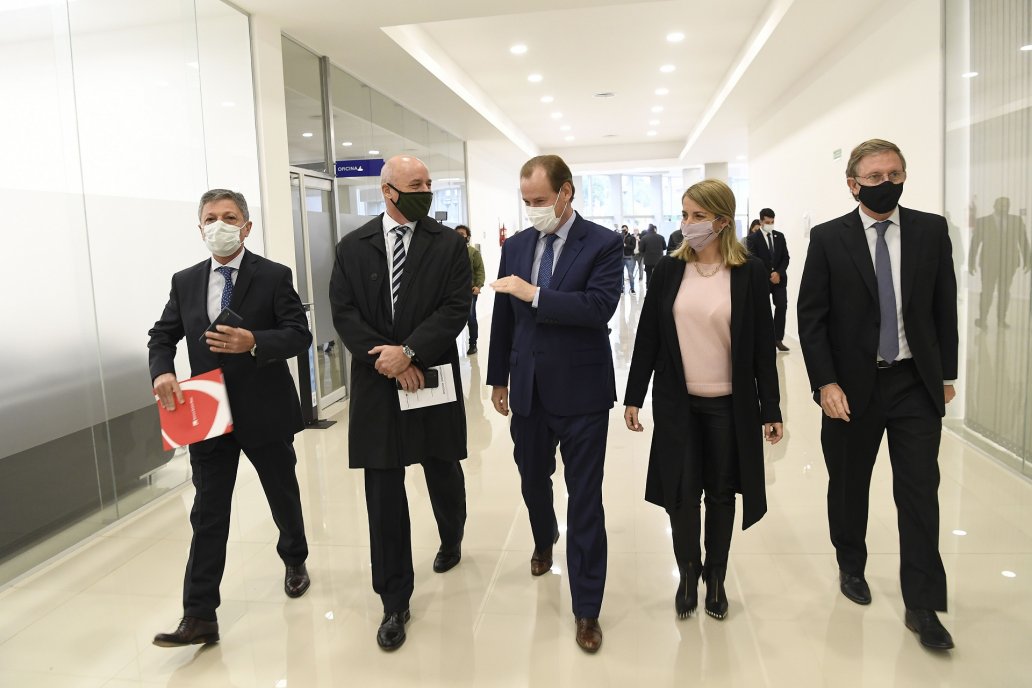 Bordet, Stratta y Bahillo, entre las autoridades que presentaron las líneas.