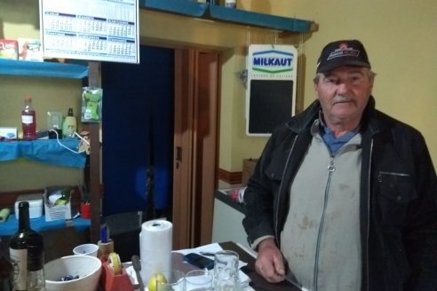 Una copa y el ritual de la amistad en el bar del "Topy" Londero