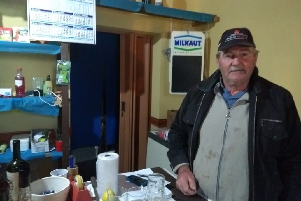 Topy atiende uno de los despachos de bebidas que resisten a ser pasado. Topy atiende uno de los despachos de bebidas que resisten a ser pasado.