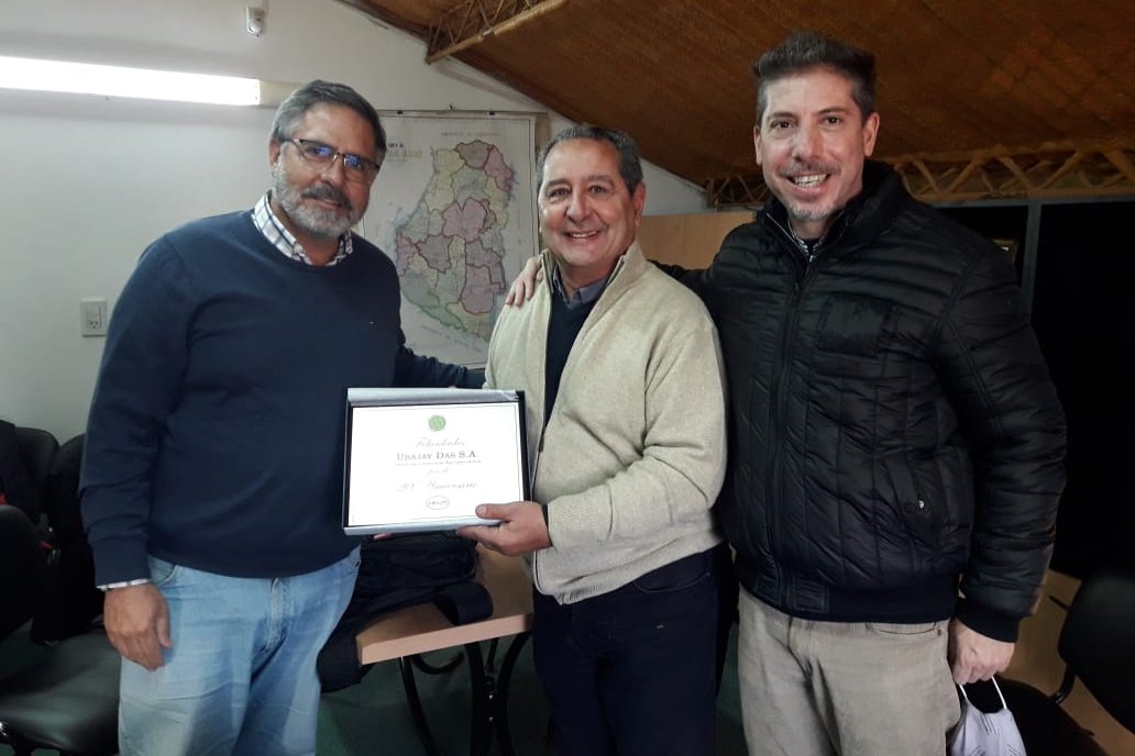Screpis muestra la placa entregada por Barreiro y Rigopni, en Paraná.