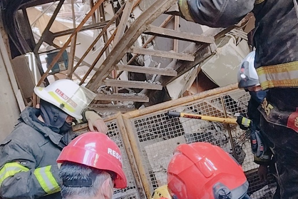 La salud de los trabajadores afectados por el accidente es estable.