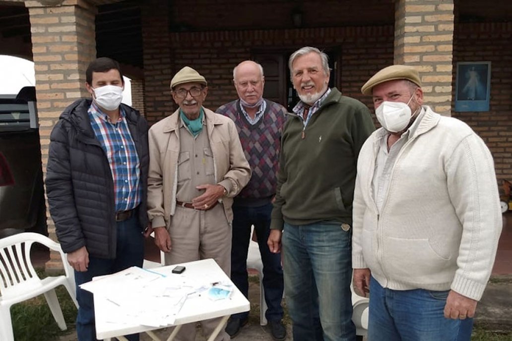 Silva, segundo a la izquierda, junto a técnicos de INTA, en su establecimiento.