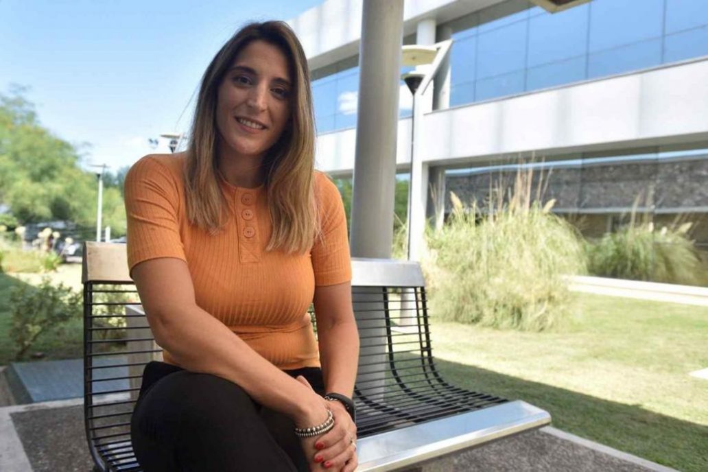 Es socióloga, nació en Paraná donde vivió su infancia y su papá es Agrónomo.