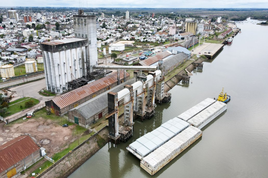 Los muelles de La Histórica volvió a cargar barcazas tras 17 años.