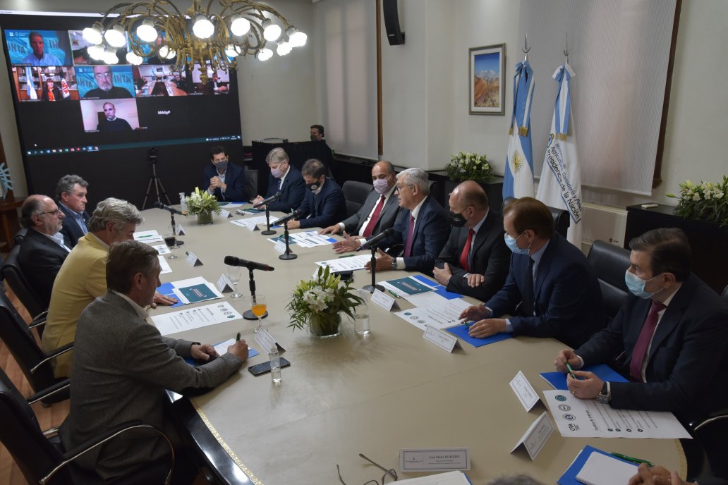 De un lado, Mesa de Enlace, del otro, gobernadores y ministros nacionales. De un lado, Mesa de Enlace, del otro, gobernadores y ministros nacionales.