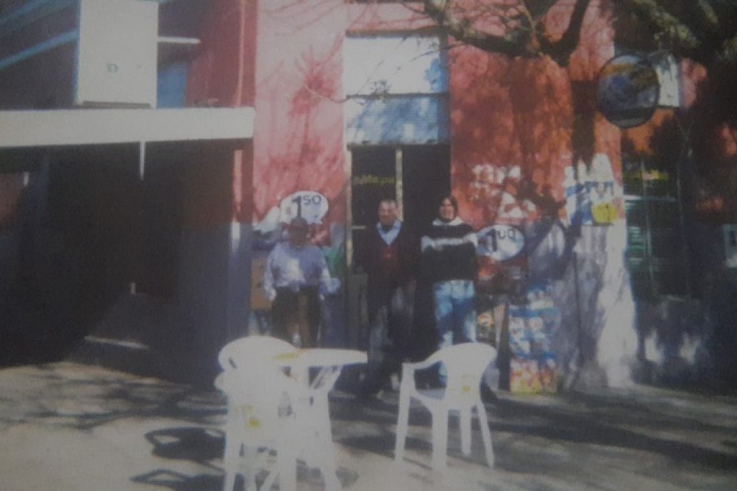 El bar fue cambiando con el tiempo, siempre convocando parroquianos.