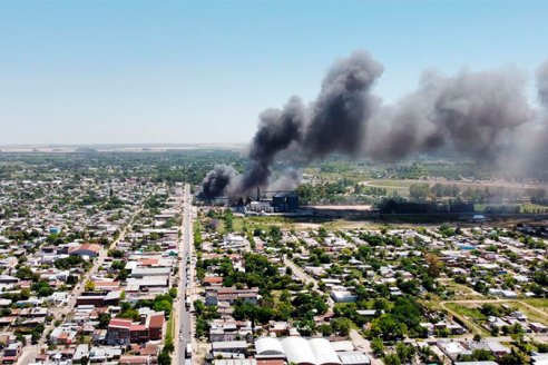 Una chispa derivó en incendio y el fuego consumió la planta avícola Soychú, la pérdida es casi total