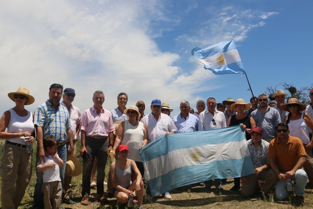 Autoconvocados y dirigentes de entidades en la puerta del campo de los Robles.