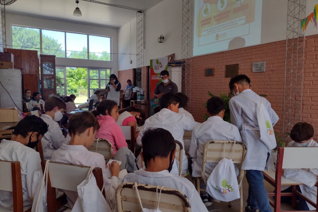 El plan llegó a ocho escuelas del país, entre ellas la José Mármol de Santa Ana.