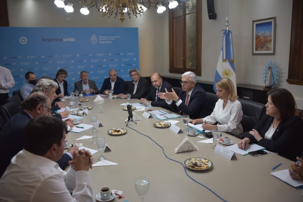 Laura Stratta participó del encuentro donde definieron políticas agropecuarias.