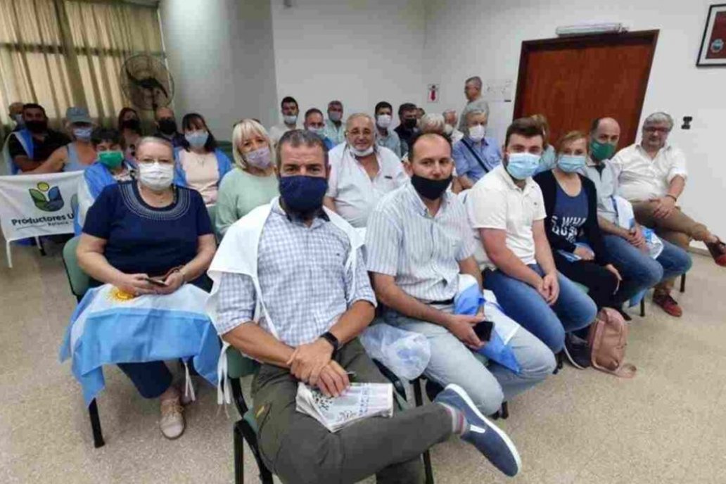 Productores en la sesión del cuerpo deliberativo de la ciudad santafesina. Productores en la sesión del cuerpo deliberativo de la ciudad santafesina.