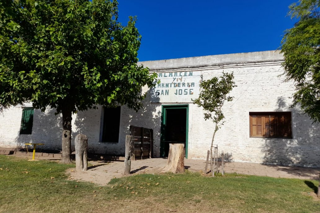 Abierto hace casi 130 años, el viejo boliche de la familia Julián...