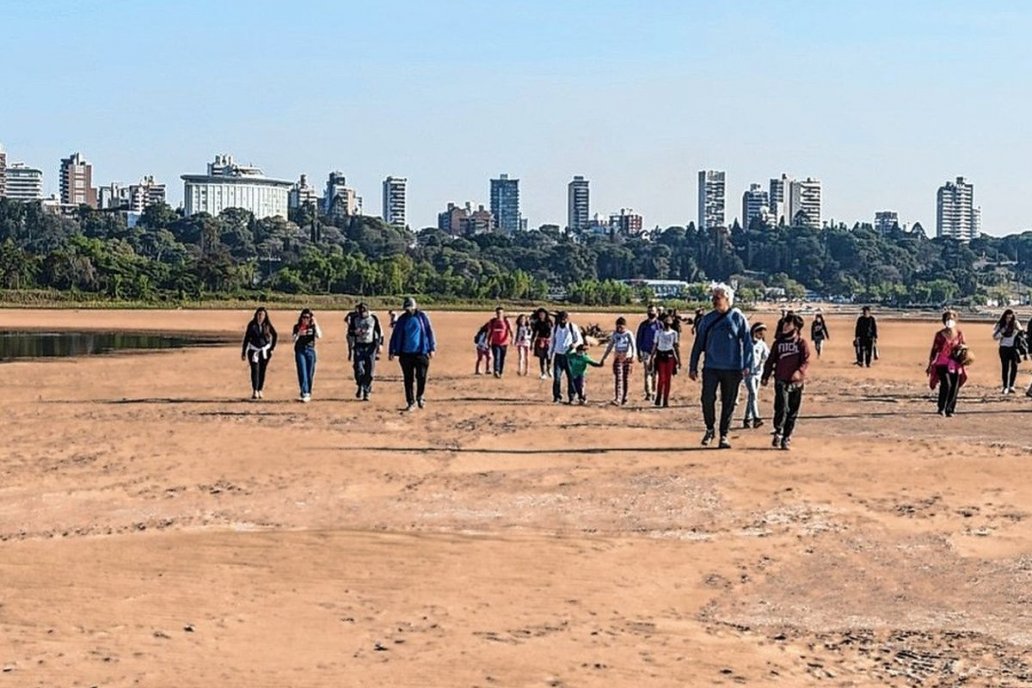 Trekking por el lecho del río frente a la ciudad de Paraná (Foto Diario UNO)