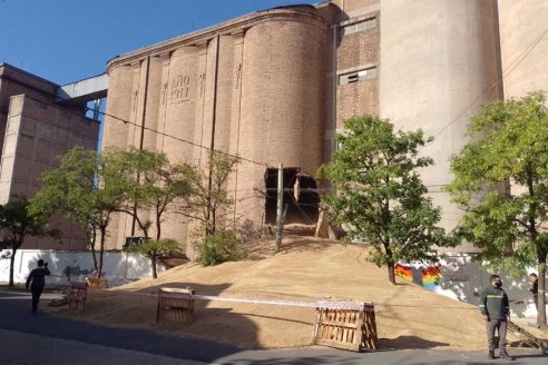Silo de ladrillo derrama su carga tras abrirse por la fuerza del tiempo