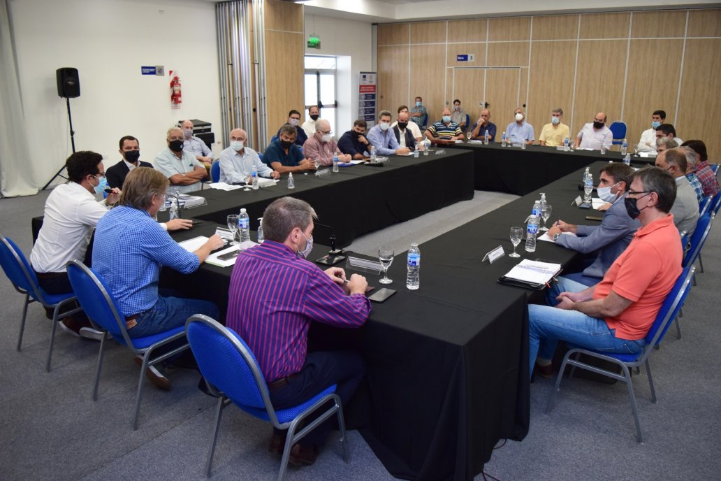 Dirigentes del sector primario y autoridades, en la reunión en Paraná.