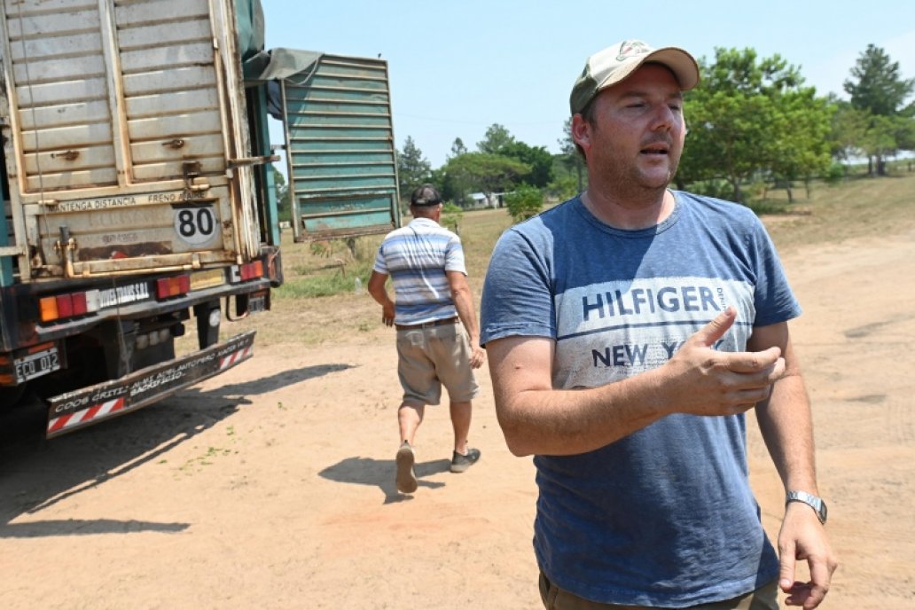 Mikhail Cicognini, viverista de Concordia, lleva donaciones a zonas rurales.