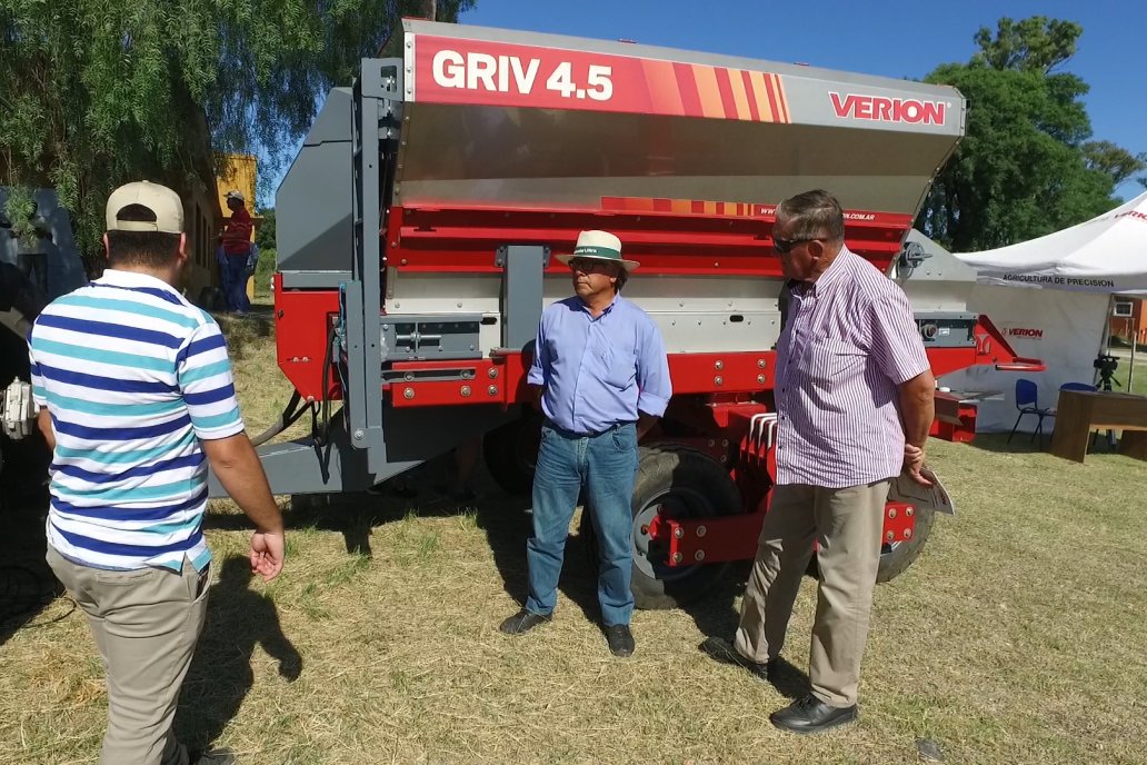 Productores vieron cada detalle de la fertilizadora dotada con alta tecnología.