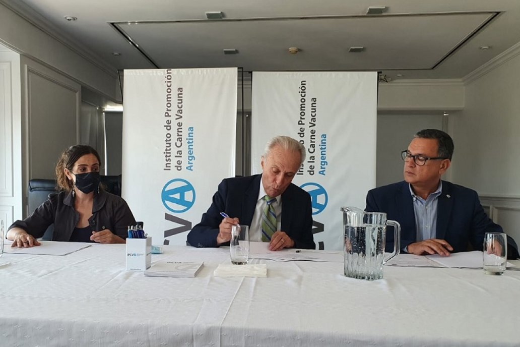 Nacira Muñoz, Juan José Grigera Naón y Rubén Geneyro, al firmar el convenio.