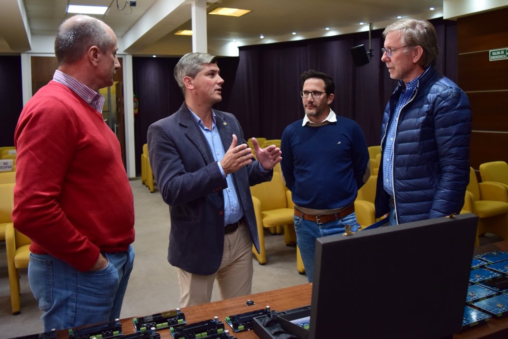 Martínez, Maier, Amavet y Bahillo durante la entrega de los equipos.