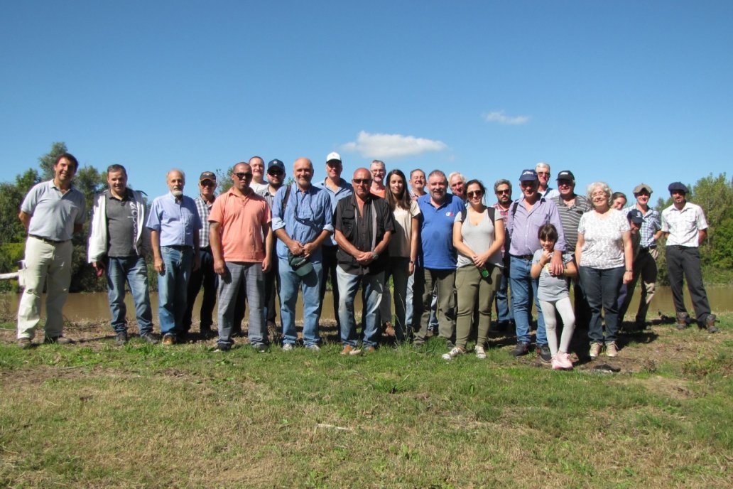 Periodistas, productores con sus familias y dirigentes cooperativos, en el tour.