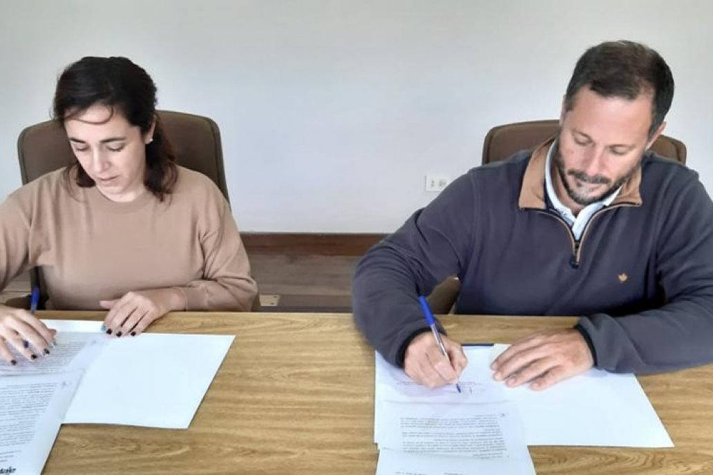 Taleb y Barbagelata en el momento de firmar el convenio institucional. Taleb y Barbagelata en el momento de firmar el convenio institucional.